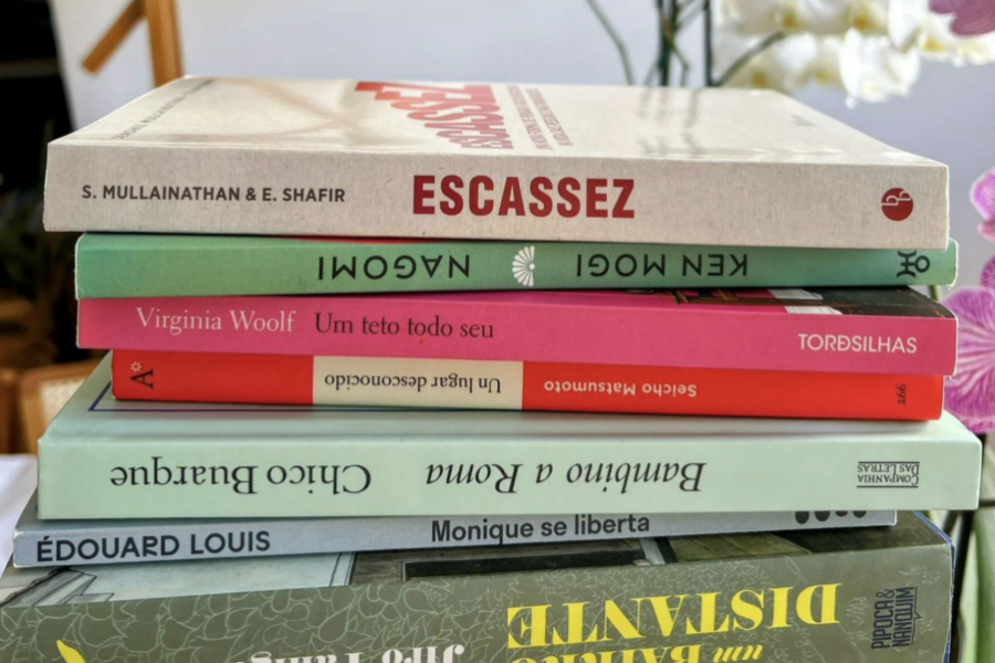 Pilha de livros: Escassez, Nagomi, Bambino a Roma, Monique se liberta, Um bairro distante.